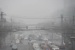 Khói bụi bao phủ thủ đô Bắc Kinh của Trung Quốc. (Ảnh: AFP/TTXVN)