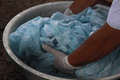 Màn ngủ được tẩm hóa chất để phòng chống bệnh sốt rét. (Ảnh: Phạm Cường/TTXVN)