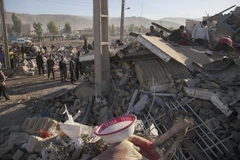 Lực lượng cứu hộ tìm kiếm người mất tích tại hiện trường đổ nát sau động đất ở Kermanshah, Iran ngày 13/11. (Nguồn: AFP/TTXVN)