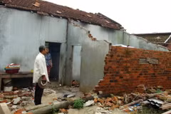 Nhà bị hư hỏng nặng do bão khiến nhiều hộ tái nghèo. (Ảnh: Nguyên Lý/TTXVN)