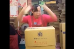 Tốc độ ra đòn chóng mặt của cao thủ" Kung-fu đóng thùng"