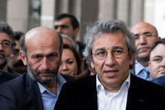 Hai nhà báo Can Dundar và Erdem Gul. (Ảnh: AP)