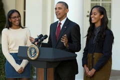 Tổng thống Mỹ Barack Obama cùng hai con gái. (Ảnh: Chip Somodevilla/Getty Images)