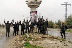 Lực lượng ủng hộ chính phủ Syria tại một chốt kiểm soát ở Sheikh Miskeen ngày 26/1, sau khi giành lại thành phố này từ phiến quân IS. (Ảnh: AFP/TTXVN)