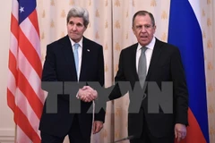 Ngoại trưởng Mỹ John Kerry (trái) và Ngoại trưởng Nga Sergei Lavrov trước cuộc gặp song phương tại Moskva (Nga) ngày 15/12/2015. (Ảnh: AFP/TTXVN)