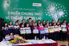 Ông Vũ Tiến Dũng, Tổng giám đốc UNIBEN, thay mặt nhãn hàng “3 Miền” đã trao tặng 15 suất học bổng cho các em học sinh vượt khó học giỏi.