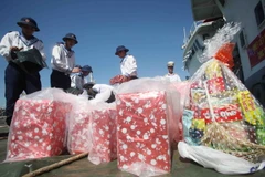 Chuẩn bị quà tặng cho cán bộ, chiến sỹ các nhà giàn. (Ảnh: Trần Việt/TTXVN)