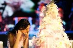 Maya bên cạnh chiếc bánh sinh nhật khổng lồ. (Ảnh: SWNS)