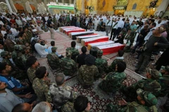 Người dân cầu nguyện cho những nạn nhân vụ thảm sát Trại Speicher. (Ảnh: AP) 