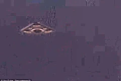 Nhóm Secureteam 10 đã phát hiện ra ba luồng sáng lạ trong bức ảnh chụp cảnh tàu Apollo 12 hạ cánh lên Mặt Trăng năm 1969. (Nguồn: Dailymail)