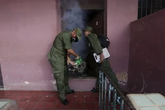 Binh lính Cuba đi phun thuốc diệt muỗi. (Ảnh: Reuters)