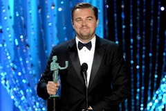 Leonardo DiCaprio nhận giải Nam diễn viên chính xuất sắc nhất do SAG trao tặng. (Ảnh: Getty Images)
