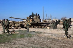 Quân đội chính phủ Syria tại một chốt kiểm soát ở thành phố Ain al-Hanash, miền đông Syria. (Ảnh: AFP/TTXVN)