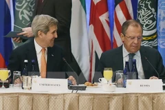 Ngoại trưởng Mỹ John Kerry và Ngoại trưởng Nga Sergei Lavrov tại Hội nghị quốc tế lần thứ 3 về Syria ở New York ngày 18/12. (Nguồn: THX/TTXVN)
