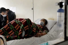 Điều trị cho bệnh nhân nhiễm cúm A/H1N1 tại Ấn Độ. (Ảnh: AFP/TTXVN)