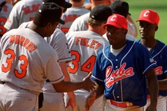 Trận đấu giao hữu giữa Baltimore của Mỹ và đội tuyển Cuba năm 1999. (Ảnh: infobae.com)
