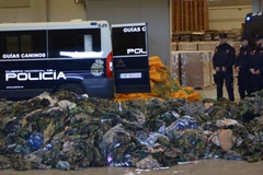 Một phần trong số 20.000 bộ quân phục bị thu giữ. (Ảnh: CNP)