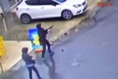Video ghi cảnh hai phụ nữ xả đạn vào đồn cảnh sát Thổ Nhĩ Kỳ