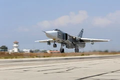 Máy bay Sukhoi SU-24 của Nga tại căn cứ không quân Hmeimim ở tỉnh Latakia, Syria ngày 3/10. (Nguồn: AFP/TTXVN)