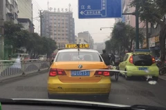 Một chiếc xe taxi với lời xin lỗi của người đàn ông bí ẩn. (Nguồn: CCTV)
