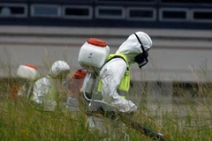 Nhân viên y tế phun thuốc diệt muỗi tại huyện Ganxian, tỉnh Giang Tây. (Nguồn: THX/TTXVN)