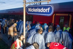Người di cư chờ lên tàu tại Nickeldorf, biên giới giữa Áo với Hungary để tới Salzburg thuộc biên giới Đức- Áo. (Nguồn: AFP/TTXVN)
