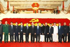 Các đại biểu Đảng bộ tỉnh Bình Dương chụp ảnh chung (Sáng ngày 25/1/2016). (Ảnh: TTXVN)