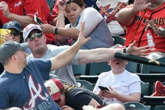 Phản xạ xuất thần của người cha đã cứu cậu con trai. (Ảnh: christopher horner/twitter)