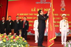  Chủ tịch nước Trương Tấn Sang gắn Huân chương Độc Lập hạng Ba lên lá cờ truyền thống của Bệnh viện Bạch Mai. (Ảnh: Nguyễn Khang/TTXVN)