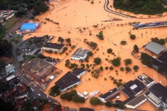 Cảnh ngập lụt tại Itapevi, ngoại ô Sao Paulo. (Ảnh: AFP/TTXVN)