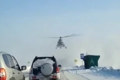 Máy bay trực thăng Mi-8 hạ cánh đón khách trên đường cao tốc