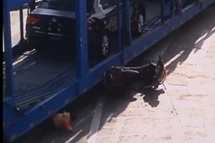 [Video] Xe container chạy ẩu cuốn bé gái 5 tuổi vào gầm