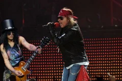 Slash biểu diễn cùng Axl Rose. (Ảnh: Especial)