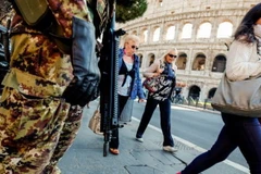 Quân đội canh gác trên đường phố Rome. (Ảnh: AFP)