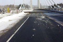 Cầu Nipigon River mới được thông xe đã bất ngờ tách làm đôi. (Ảnh: cbc.ca)