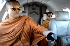 Nhà sư Wirapol Sukphol trên chuyên cơ của mình. (Nguồn: thaivisa.com)