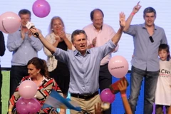 Ông Mauricio Macri (giữa) sau khi kết quả bầu cử sơ bộ được công bố ở Buenos Aires ngày 22/11. (Ảnh: AFP/TTXVN)