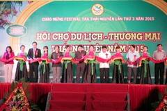 Ban tổ chức Festival Trà Thái Nguyên-Việt Nam lần thứ 3 khai mạc Hội chợ Du lịch Thương mại Thái Nguyên năm 2015. (Ảnh: Thu Hằng/TTXVN)