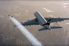 Cận cảnh 2 "siêu nhân" bay lượn cùng máy bay Airbus A380