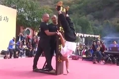 Cao thủ Thiếu Lâm biểu diễn kungfu trồng chuối bằng 1 ngón tay