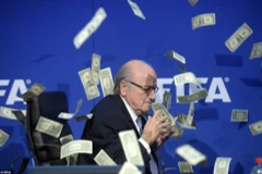 Chủ tịch Sepp Blatter bị ném tiền giả vào mặt. (Ảnh: EPA)