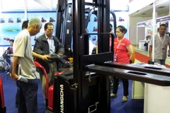 Khách tham quan Triển lãm IMF – CMF 2015. (Ảnh: Hoàng Hải/Vietnam+)