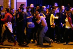 Những người may mắn sống sót sau vụ xả súng đẫm máu tại nhà hát Bataclan. (Nguồn: mashable)