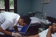 Bác sỹ Cuba chăm sóc cho một bệnh nhân. (Nguồn: Cubadebate)