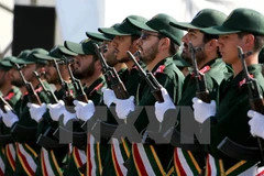 Quân đội Iran tham gia cuộc diễu binh ở Tehran. (Ảnh: Reuters/TTXVN)