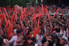 Những người ủng hộ NLD tập trung trước trụ sở của đảng ở Yangon ngày 8/11. (Ảnh: THX/TTXVN)