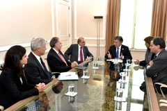 Tổng thống Colombia Juan Manuel Santos (thứ 3, phải) trong cuộc họp với Đại diện Tiểu ban chấm dứt xung đột của LHQ Jean Arnault (thứ 3, trái) về tiến trình hòa đàm giữa Chính phủ Colombia và FARC tại Bogota, ngày 29/10. (THX/TTXVN)
