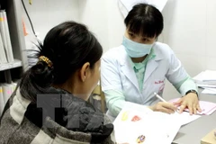 Tư vấn xét nghiệm, tầm soát và chẩn đoán viêm gan virus C cho người nhiễm HIV. (Ảnh: Dương Ngọc/TTXVN)