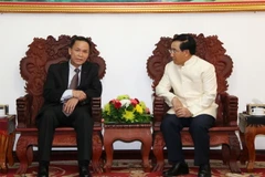  Tổng Giám đốc TTXVN Nguyễn Đức Lợi cùng Ủy viên Bộ Chính trị, Phó Thủ tướng Chính phủ Lào Phankham Viphavan. (Ảnh: Phạm Kiên/TTXVN)