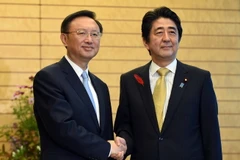 Thủ tướng Nhật Bản Shinzo Abe (phải) có cuộc gặp với Ủy viên Quốc vụ Trung Quốc Dương Khiết Trì (trái). (Ảnh: AFP/TTXVN)